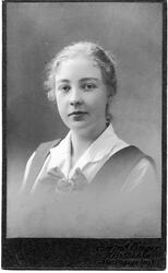 Brystbilde av ung kvinne.