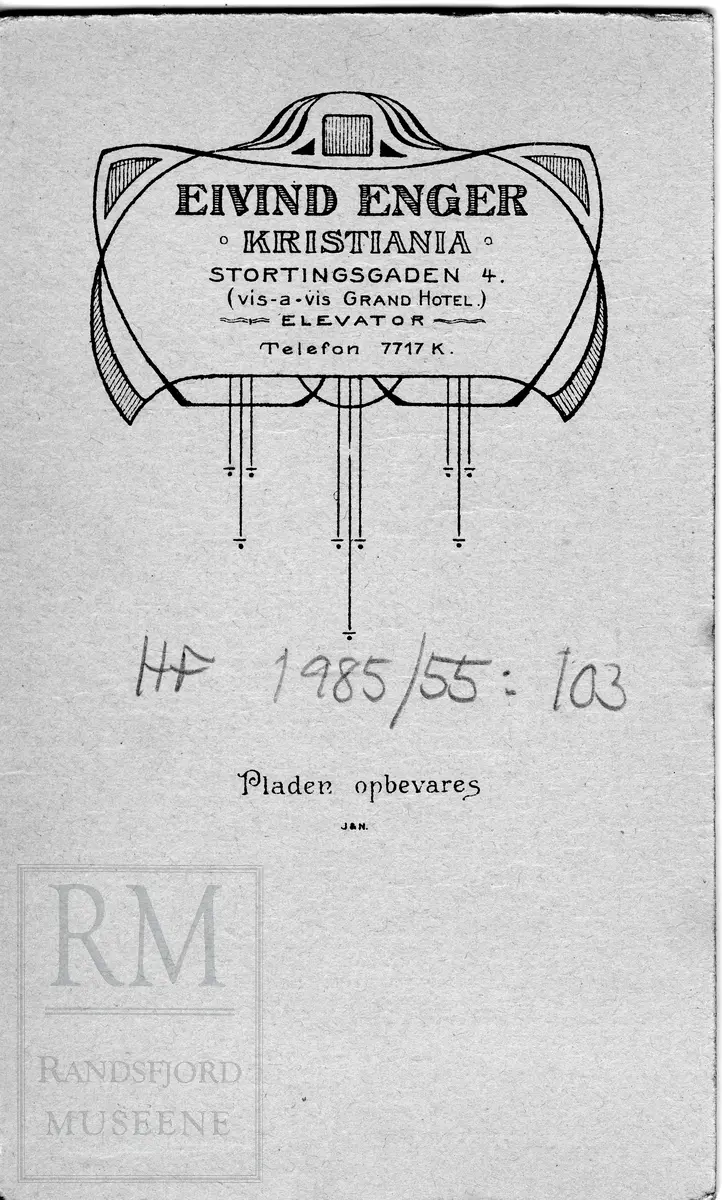 Brystbilde av ung kvinne.