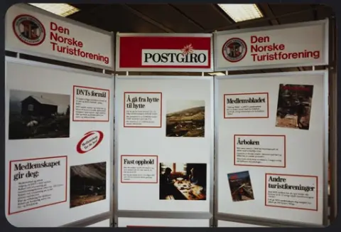 Postgiro, vindusutstilling. Utstilling til postkontorene i Østfold ang. Den Norske Turistforening, sommeren 1985.