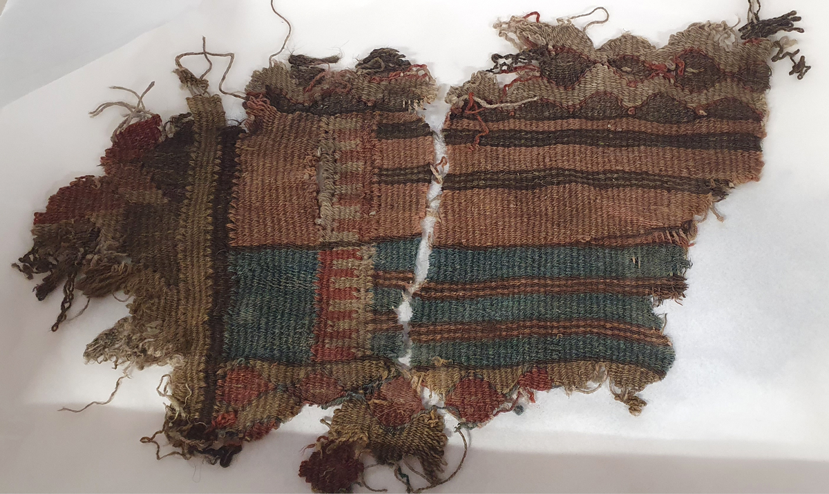 Fragmenter av et billedvevteppe - sansynligvis et jomfruteppe. 
3 deler.