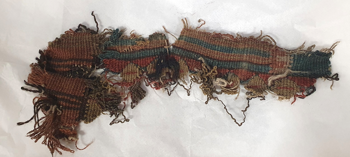 Fragmenter av et billedvevteppe - sansynligvis et jomfruteppe. 
3 deler.