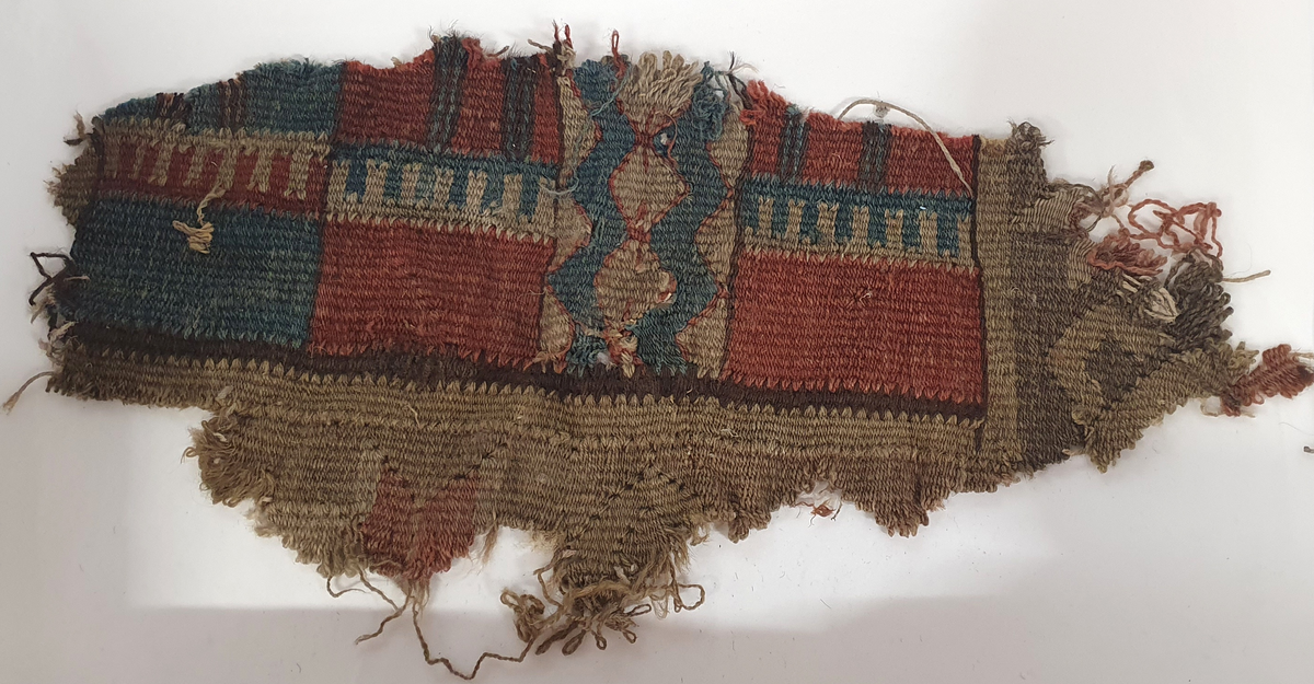 Fragmenter av et billedvevteppe - sansynligvis et jomfruteppe. 
3 deler.