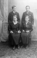 Gruppebilde av 4 konfirmanter i Sørfold, to jenter og to gut