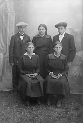 Gruppebilde av 5 konfirmanter i Sørfold. Tre jenter og to gu