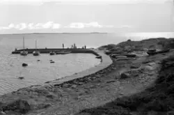 Kärradal, badstranden. Vy över klippig strand med en liten p