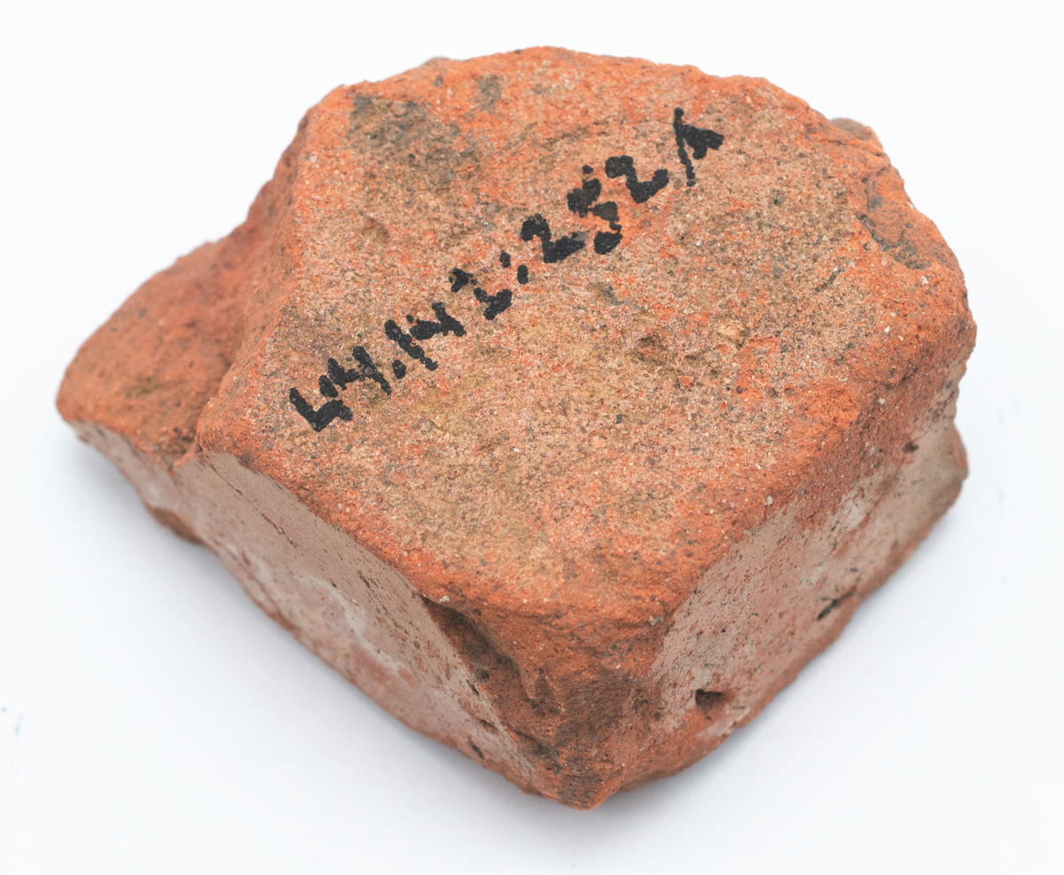 Det mycket omfattande fyndmaterialet domineras av keramik, främst yngre rödgods: grytor, karotter och fat. En del av detta är säkert producerat i Ny Varberg. En del yngre svartgods förekommer också, liksom kakel.

Importvaror från kontinenten är delar av rödgodset liksom vitgods, en hel del stengods och något fajans.

Vidare förekommer glas, både fönsterglas och dryckesglas, järnföremål av olika slag, förutom spik finns t ex lås, vidare mindre mängder brons, mässing och bly, varav några blyplomber.

Fynden har sorterats efter fyndomständighet och typ i följd VMF 50 000 - VMF 86 941, VMF 87 000 - VMF 87 032.

Därtill kommer diverse fyndnummer sten och ben som inte har VMF-nummer. Förmodligen är detta det samlade fyndmaterialets.

Merparten har lagts in i en databas av okänd typ, utskrifter från denna har kompletterats med en del uppgifter påskrivet för hand, liksom VMF-nummer, och finns i blankettform.

Sammanlagt omkring 3500 fyndposter finns att finna i  Primus av de drygt 37 000 posterna. Resten finns alltså endast dokumenterat på blanketter.

Själva sorteringen som helhet är av allt att döma bra gjord, det är bara det att arbetet tyvärr aldrig kunde fullföljas.

Oavsett infallsvinkel och frågeställngar så har fyndmaterialet tillsammans med dokumentationen god potential för vidare bearbetning och forskning.

Keramikfynd i Primus är VMF 50 000 - 52 296, enstaka poster > VMF 56 347, omkring 100 poster runt VMF 59 000, samt VMF 76 778 - 77 036.

Glas, läder, trä och metaller finns på VMF 86 000 - 86 941. Tegel har VMF  87 000 -  87 032.

Antalet fyndbackar är 443 st, varav keramik 362, glas 10, läder mm 6, trä 23, metall 15, tegel 13 samt sten 9 och ben 5 backar med olika fyndnummer men inte VMF-nummer. En del större träföremål som plank finns på pall.