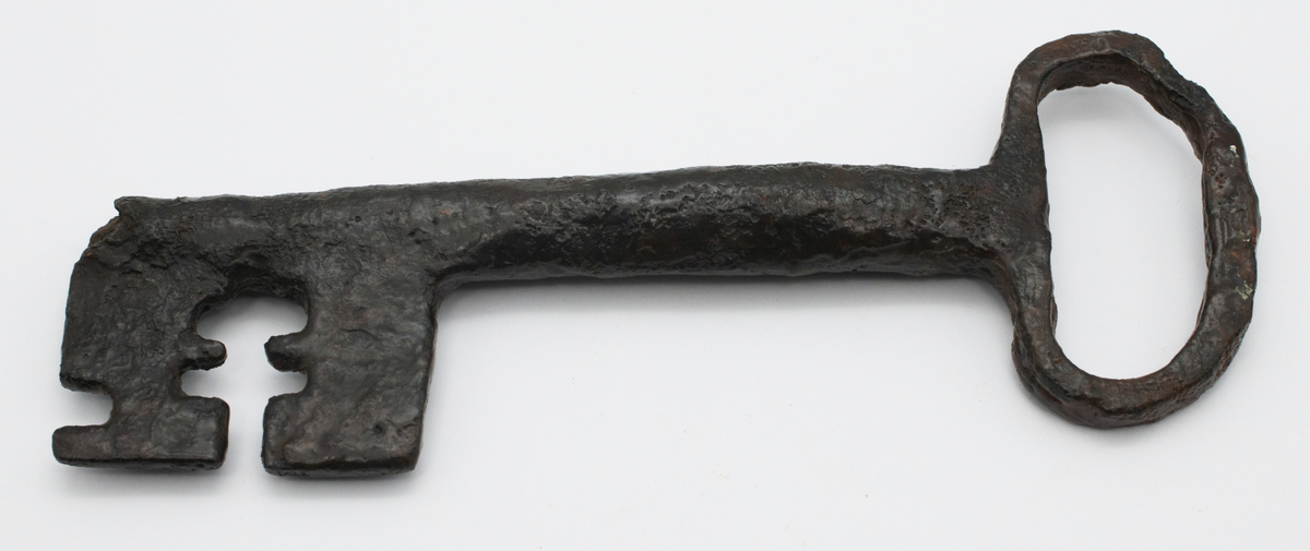 Kortkatalogen med fyndangivelser och föremålsbeskrivningar omfattar 206 fyndnummer från 1964 års undersökning och 343 fyndnummer från 1965 års undersökning.

Fyndmaterialet har blivit genomgånget under ca 1990-talet och getts datanummer som inte är VMF-nummer! Lista över detta saknas.

Det finns 29 backar keramik märkta data nr 20 000 - 21 017, 21 024 - 22 013, 1 back trä på data nr > 22 000, 2 backar  trä, läder, textil >22 000, 8 backar järn och några mynt  20 383 - >22 000.

Därtill finns 7 backar järn och annan metall i äldre påsar och askar med fyndangivelser,  8 backar diverse onumrerat i påsar, 2 kartonger kalkprov, 2 backar trä, 1 låda trä, 1 back skelettdelar data nr > 32 577, 1 back sten, 7 backar omärkt keramik, 1 back diverse blandat, 4 backar diverse varav en del nog inte hör till 1964-65 års undersökning, kanske inte ej heller från Ny Varberg.

Skelettdelar från ca 100 gravar förvaras i lådor.

Diverse fynd finns inskrivet på VMF 26 901 - 27 224. Var dessa är bland fynden  är inte utrettt.