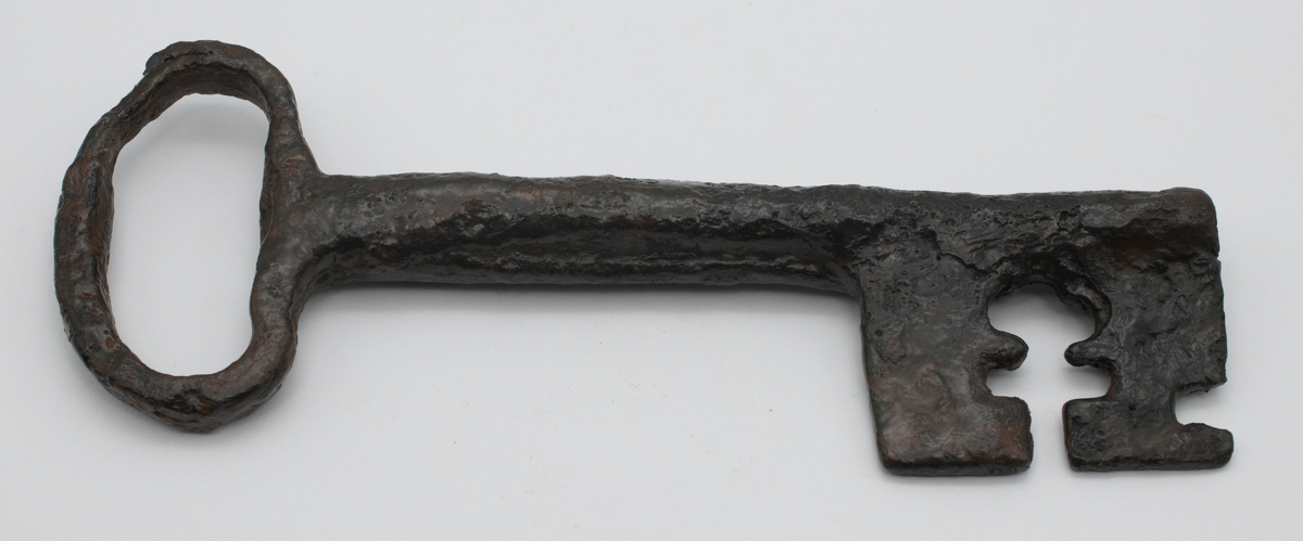 Kortkatalogen med fyndangivelser och föremålsbeskrivningar omfattar 206 fyndnummer från 1964 års undersökning och 343 fyndnummer från 1965 års undersökning.

Fyndmaterialet har blivit genomgånget under ca 1990-talet och getts datanummer som inte är VMF-nummer! Lista över detta saknas.

Det finns 29 backar keramik märkta data nr 20 000 - 21 017, 21 024 - 22 013, 1 back trä på data nr > 22 000, 2 backar  trä, läder, textil >22 000, 8 backar järn och några mynt  20 383 - >22 000.

Därtill finns 7 backar järn och annan metall i äldre påsar och askar med fyndangivelser,  8 backar diverse onumrerat i påsar, 2 kartonger kalkprov, 2 backar trä, 1 låda trä, 1 back skelettdelar data nr > 32 577, 1 back sten, 7 backar omärkt keramik, 1 back diverse blandat, 4 backar diverse varav en del nog inte hör till 1964-65 års undersökning, kanske inte ej heller från Ny Varberg.

Skelettdelar från ca 100 gravar förvaras i lådor.

Diverse fynd finns inskrivet på VMF 26 901 - 27 224. Var dessa är bland fynden  är inte utrettt.