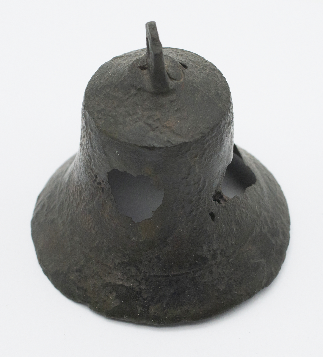 Kortkatalogen med fyndangivelser och föremålsbeskrivningar omfattar 206 fyndnummer från 1964 års undersökning och 343 fyndnummer från 1965 års undersökning.

Fyndmaterialet har blivit genomgånget under ca 1990-talet och getts datanummer som inte är VMF-nummer! Lista över detta saknas.

Det finns 29 backar keramik märkta data nr 20 000 - 21 017, 21 024 - 22 013, 1 back trä på data nr > 22 000, 2 backar  trä, läder, textil >22 000, 8 backar järn och några mynt  20 383 - >22 000.

Därtill finns 7 backar järn och annan metall i äldre påsar och askar med fyndangivelser,  8 backar diverse onumrerat i påsar, 2 kartonger kalkprov, 2 backar trä, 1 låda trä, 1 back skelettdelar data nr > 32 577, 1 back sten, 7 backar omärkt keramik, 1 back diverse blandat, 4 backar diverse varav en del nog inte hör till 1964-65 års undersökning, kanske inte ej heller från Ny Varberg.

Skelettdelar från ca 100 gravar förvaras i lådor.

Diverse fynd finns inskrivet på VMF 26 901 - 27 224. Var dessa är bland fynden  är inte utrettt.