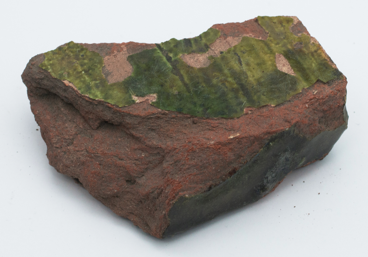 Det mycket omfattande fyndmaterialet domineras av keramik, främst yngre rödgods: grytor, karotter och fat. En del av detta är säkert producerat i Ny Varberg. En del yngre svartgods förekommer också, liksom kakel.

Importvaror från kontinenten är delar av rödgodset liksom vitgods, en hel del stengods och något fajans.

Vidare förekommer glas, både fönsterglas och dryckesglas, järnföremål av olika slag, förutom spik finns t ex lås, vidare mindre mängder brons, mässing och bly, varav några blyplomber.

Fynden har sorterats efter fyndomständighet och typ i följd VMF 50 000 - VMF 86 941, VMF 87 000 - VMF 87 032.

Därtill kommer diverse fyndnummer sten och ben som inte har VMF-nummer. Förmodligen är detta det samlade fyndmaterialets.

Merparten har lagts in i en databas av okänd typ, utskrifter från denna har kompletterats med en del uppgifter påskrivet för hand, liksom VMF-nummer, och finns i blankettform.

Sammanlagt omkring 3500 fyndposter finns att finna i  Primus av de drygt 37 000 posterna. Resten finns alltså endast dokumenterat på blanketter.

Själva sorteringen som helhet är av allt att döma bra gjord, det är bara det att arbetet tyvärr aldrig kunde fullföljas.

Oavsett infallsvinkel och frågeställngar så har fyndmaterialet tillsammans med dokumentationen god potential för vidare bearbetning och forskning.

Keramikfynd i Primus är VMF 50 000 - 52 296, enstaka poster > VMF 56 347, omkring 100 poster runt VMF 59 000, samt VMF 76 778 - 77 036.

Glas, läder, trä och metaller finns på VMF 86 000 - 86 941. Tegel har VMF  87 000 -  87 032.

Antalet fyndbackar är 443 st, varav keramik 362, glas 10, läder mm 6, trä 23, metall 15, tegel 13 samt sten 9 och ben 5 backar med olika fyndnummer men inte VMF-nummer. En del större träföremål som plank finns på pall.