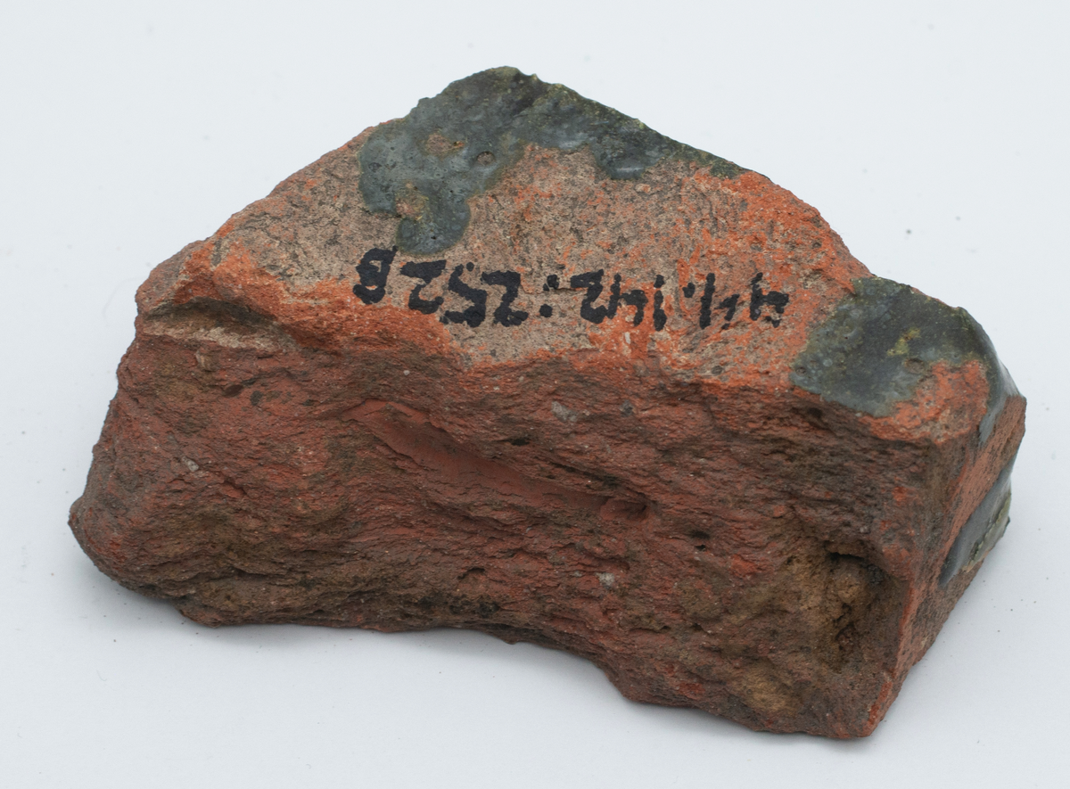 Det mycket omfattande fyndmaterialet domineras av keramik, främst yngre rödgods: grytor, karotter och fat. En del av detta är säkert producerat i Ny Varberg. En del yngre svartgods förekommer också, liksom kakel.

Importvaror från kontinenten är delar av rödgodset liksom vitgods, en hel del stengods och något fajans.

Vidare förekommer glas, både fönsterglas och dryckesglas, järnföremål av olika slag, förutom spik finns t ex lås, vidare mindre mängder brons, mässing och bly, varav några blyplomber.

Fynden har sorterats efter fyndomständighet och typ i följd VMF 50 000 - VMF 86 941, VMF 87 000 - VMF 87 032.

Därtill kommer diverse fyndnummer sten och ben som inte har VMF-nummer. Förmodligen är detta det samlade fyndmaterialets.

Merparten har lagts in i en databas av okänd typ, utskrifter från denna har kompletterats med en del uppgifter påskrivet för hand, liksom VMF-nummer, och finns i blankettform.

Sammanlagt omkring 3500 fyndposter finns att finna i  Primus av de drygt 37 000 posterna. Resten finns alltså endast dokumenterat på blanketter.

Själva sorteringen som helhet är av allt att döma bra gjord, det är bara det att arbetet tyvärr aldrig kunde fullföljas.

Oavsett infallsvinkel och frågeställngar så har fyndmaterialet tillsammans med dokumentationen god potential för vidare bearbetning och forskning.

Keramikfynd i Primus är VMF 50 000 - 52 296, enstaka poster > VMF 56 347, omkring 100 poster runt VMF 59 000, samt VMF 76 778 - 77 036.

Glas, läder, trä och metaller finns på VMF 86 000 - 86 941. Tegel har VMF  87 000 -  87 032.

Antalet fyndbackar är 443 st, varav keramik 362, glas 10, läder mm 6, trä 23, metall 15, tegel 13 samt sten 9 och ben 5 backar med olika fyndnummer men inte VMF-nummer. En del större träföremål som plank finns på pall.