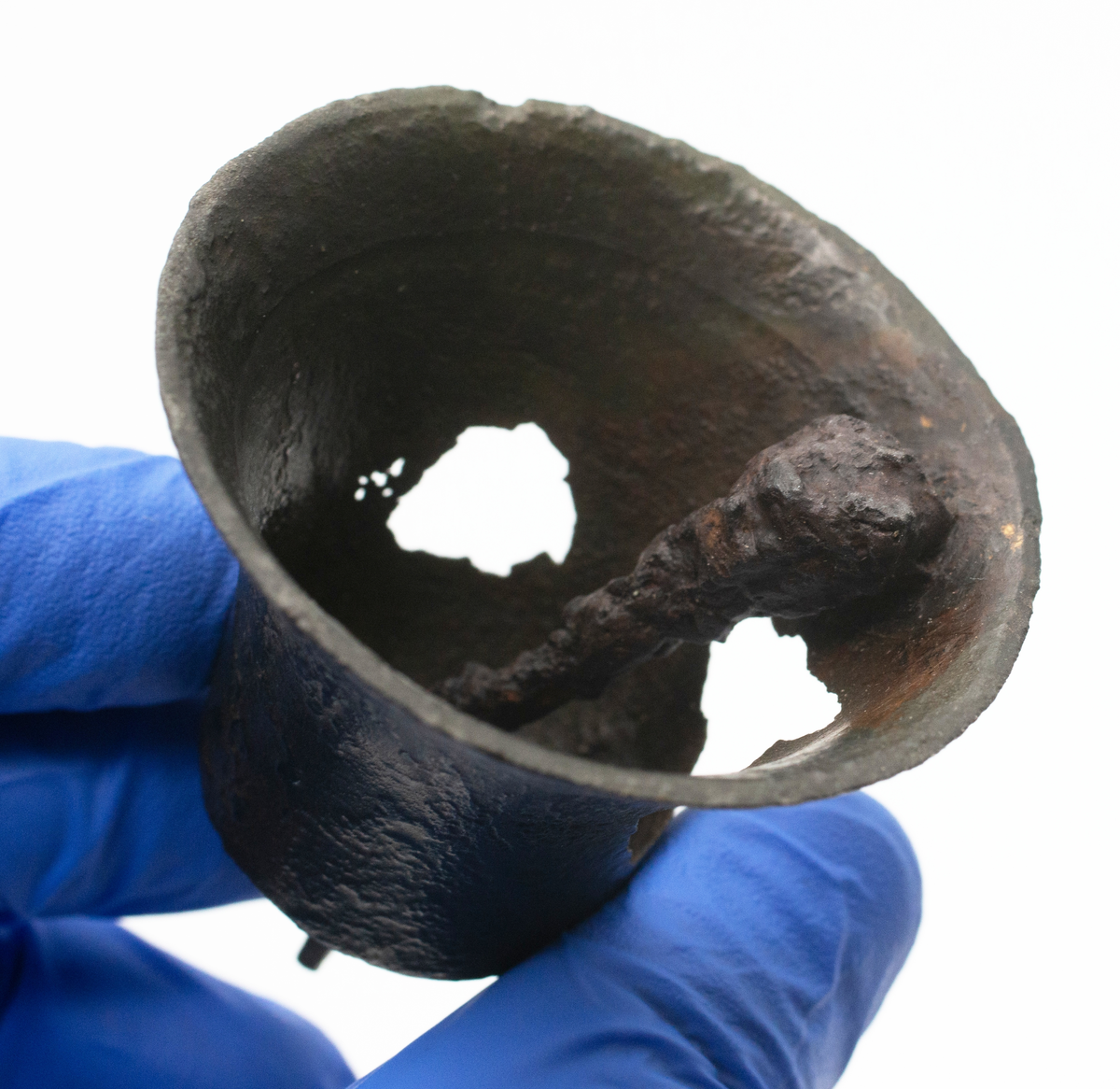 Kortkatalogen med fyndangivelser och föremålsbeskrivningar omfattar 206 fyndnummer från 1964 års undersökning och 343 fyndnummer från 1965 års undersökning.

Fyndmaterialet har blivit genomgånget under ca 1990-talet och getts datanummer som inte är VMF-nummer! Lista över detta saknas.

Det finns 29 backar keramik märkta data nr 20 000 - 21 017, 21 024 - 22 013, 1 back trä på data nr > 22 000, 2 backar  trä, läder, textil >22 000, 8 backar järn och några mynt  20 383 - >22 000.

Därtill finns 7 backar järn och annan metall i äldre påsar och askar med fyndangivelser,  8 backar diverse onumrerat i påsar, 2 kartonger kalkprov, 2 backar trä, 1 låda trä, 1 back skelettdelar data nr > 32 577, 1 back sten, 7 backar omärkt keramik, 1 back diverse blandat, 4 backar diverse varav en del nog inte hör till 1964-65 års undersökning, kanske inte ej heller från Ny Varberg.

Skelettdelar från ca 100 gravar förvaras i lådor.

Diverse fynd finns inskrivet på VMF 26 901 - 27 224. Var dessa är bland fynden  är inte utrettt.