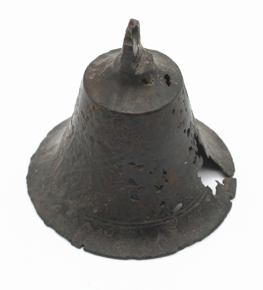 Kortkatalogen med fyndangivelser och föremålsbeskrivningar omfattar 206 fyndnummer från 1964 års undersökning och 343 fyndnummer från 1965 års undersökning.

Fyndmaterialet har blivit genomgånget under ca 1990-talet och getts datanummer som inte är VMF-nummer! Lista över detta saknas.

Det finns 29 backar keramik märkta data nr 20 000 - 21 017, 21 024 - 22 013, 1 back trä på data nr > 22 000, 2 backar  trä, läder, textil >22 000, 8 backar järn och några mynt  20 383 - >22 000.

Därtill finns 7 backar järn och annan metall i äldre påsar och askar med fyndangivelser,  8 backar diverse onumrerat i påsar, 2 kartonger kalkprov, 2 backar trä, 1 låda trä, 1 back skelettdelar data nr > 32 577, 1 back sten, 7 backar omärkt keramik, 1 back diverse blandat, 4 backar diverse varav en del nog inte hör till 1964-65 års undersökning, kanske inte ej heller från Ny Varberg.

Skelettdelar från ca 100 gravar förvaras i lådor.

Diverse fynd finns inskrivet på VMF 26 901 - 27 224. Var dessa är bland fynden  är inte utrettt.