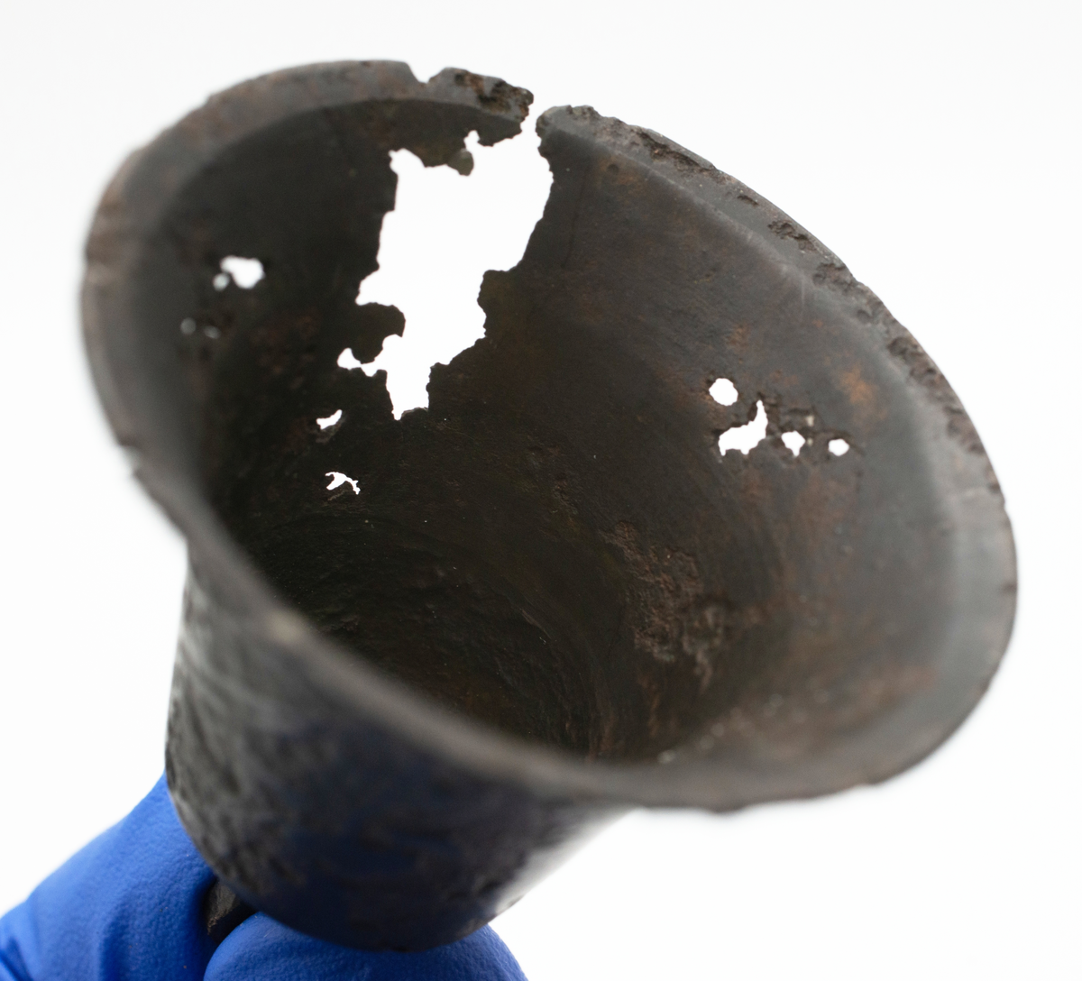 Kortkatalogen med fyndangivelser och föremålsbeskrivningar omfattar 206 fyndnummer från 1964 års undersökning och 343 fyndnummer från 1965 års undersökning.

Fyndmaterialet har blivit genomgånget under ca 1990-talet och getts datanummer som inte är VMF-nummer! Lista över detta saknas.

Det finns 29 backar keramik märkta data nr 20 000 - 21 017, 21 024 - 22 013, 1 back trä på data nr > 22 000, 2 backar  trä, läder, textil >22 000, 8 backar järn och några mynt  20 383 - >22 000.

Därtill finns 7 backar järn och annan metall i äldre påsar och askar med fyndangivelser,  8 backar diverse onumrerat i påsar, 2 kartonger kalkprov, 2 backar trä, 1 låda trä, 1 back skelettdelar data nr > 32 577, 1 back sten, 7 backar omärkt keramik, 1 back diverse blandat, 4 backar diverse varav en del nog inte hör till 1964-65 års undersökning, kanske inte ej heller från Ny Varberg.

Skelettdelar från ca 100 gravar förvaras i lådor.

Diverse fynd finns inskrivet på VMF 26 901 - 27 224. Var dessa är bland fynden  är inte utrettt.