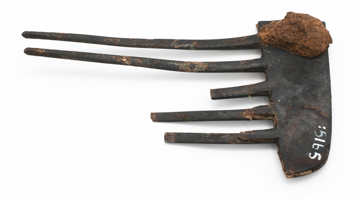 Arkeologisk förundersökning och slutundersökning. Totalt 5455 fyndposter. Vissa poster har gallrats i samband med flytten våren 2020, några har tidigare lämnats för konservering.

Förundersökningen har 48 poster, med flera föremål under samma nummer. Fynden består till övervägande del av keramik av olika typer, ben och järnföremål. Även tegel, slagg, glas, kakel, kritpipor och ett troligt bronsföremål hittades.

Slutundersökningen har 5407 poster.