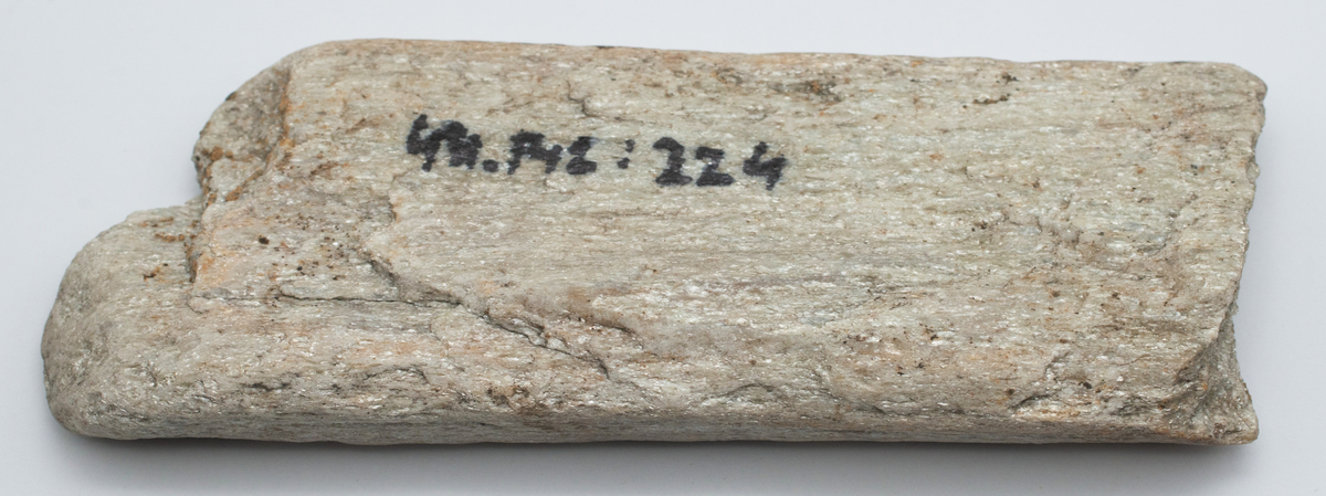 Det mycket omfattande fyndmaterialet domineras av keramik, främst yngre rödgods: grytor, karotter och fat. En del av detta är säkert producerat i Ny Varberg. En del yngre svartgods förekommer också, liksom kakel.

Importvaror från kontinenten är delar av rödgodset liksom vitgods, en hel del stengods och något fajans.

Vidare förekommer glas, både fönsterglas och dryckesglas, järnföremål av olika slag, förutom spik finns t ex lås, vidare mindre mängder brons, mässing och bly, varav några blyplomber.

Fynden har sorterats efter fyndomständighet och typ i följd VMF 50 000 - VMF 86 941, VMF 87 000 - VMF 87 032.

Därtill kommer diverse fyndnummer sten och ben som inte har VMF-nummer. Förmodligen är detta det samlade fyndmaterialets.

Merparten har lagts in i en databas av okänd typ, utskrifter från denna har kompletterats med en del uppgifter påskrivet för hand, liksom VMF-nummer, och finns i blankettform.

Sammanlagt omkring 3500 fyndposter finns att finna i  Primus av de drygt 37 000 posterna. Resten finns alltså endast dokumenterat på blanketter.

Själva sorteringen som helhet är av allt att döma bra gjord, det är bara det att arbetet tyvärr aldrig kunde fullföljas.

Oavsett infallsvinkel och frågeställngar så har fyndmaterialet tillsammans med dokumentationen god potential för vidare bearbetning och forskning.

Keramikfynd i Primus är VMF 50 000 - 52 296, enstaka poster > VMF 56 347, omkring 100 poster runt VMF 59 000, samt VMF 76 778 - 77 036.

Glas, läder, trä och metaller finns på VMF 86 000 - 86 941. Tegel har VMF  87 000 -  87 032.

Antalet fyndbackar är 443 st, varav keramik 362, glas 10, läder mm 6, trä 23, metall 15, tegel 13 samt sten 9 och ben 5 backar med olika fyndnummer men inte VMF-nummer. En del större träföremål som plank finns på pall.