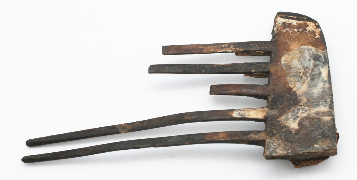 Arkeologisk förundersökning och slutundersökning. Totalt 5455 fyndposter. Vissa poster har gallrats i samband med flytten våren 2020, några har tidigare lämnats för konservering.

Förundersökningen har 48 poster, med flera föremål under samma nummer. Fynden består till övervägande del av keramik av olika typer, ben och järnföremål. Även tegel, slagg, glas, kakel, kritpipor och ett troligt bronsföremål hittades.

Slutundersökningen har 5407 poster.