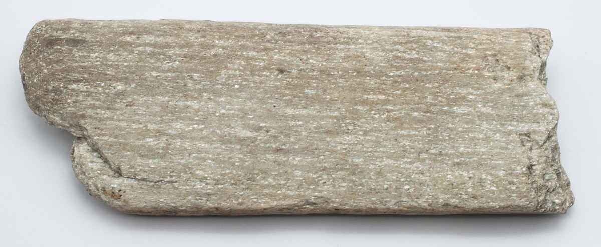 Det mycket omfattande fyndmaterialet domineras av keramik, främst yngre rödgods: grytor, karotter och fat. En del av detta är säkert producerat i Ny Varberg. En del yngre svartgods förekommer också, liksom kakel.

Importvaror från kontinenten är delar av rödgodset liksom vitgods, en hel del stengods och något fajans.

Vidare förekommer glas, både fönsterglas och dryckesglas, järnföremål av olika slag, förutom spik finns t ex lås, vidare mindre mängder brons, mässing och bly, varav några blyplomber.

Fynden har sorterats efter fyndomständighet och typ i följd VMF 50 000 - VMF 86 941, VMF 87 000 - VMF 87 032.

Därtill kommer diverse fyndnummer sten och ben som inte har VMF-nummer. Förmodligen är detta det samlade fyndmaterialets.

Merparten har lagts in i en databas av okänd typ, utskrifter från denna har kompletterats med en del uppgifter påskrivet för hand, liksom VMF-nummer, och finns i blankettform.

Sammanlagt omkring 3500 fyndposter finns att finna i  Primus av de drygt 37 000 posterna. Resten finns alltså endast dokumenterat på blanketter.

Själva sorteringen som helhet är av allt att döma bra gjord, det är bara det att arbetet tyvärr aldrig kunde fullföljas.

Oavsett infallsvinkel och frågeställngar så har fyndmaterialet tillsammans med dokumentationen god potential för vidare bearbetning och forskning.

Keramikfynd i Primus är VMF 50 000 - 52 296, enstaka poster > VMF 56 347, omkring 100 poster runt VMF 59 000, samt VMF 76 778 - 77 036.

Glas, läder, trä och metaller finns på VMF 86 000 - 86 941. Tegel har VMF  87 000 -  87 032.

Antalet fyndbackar är 443 st, varav keramik 362, glas 10, läder mm 6, trä 23, metall 15, tegel 13 samt sten 9 och ben 5 backar med olika fyndnummer men inte VMF-nummer. En del större träföremål som plank finns på pall.