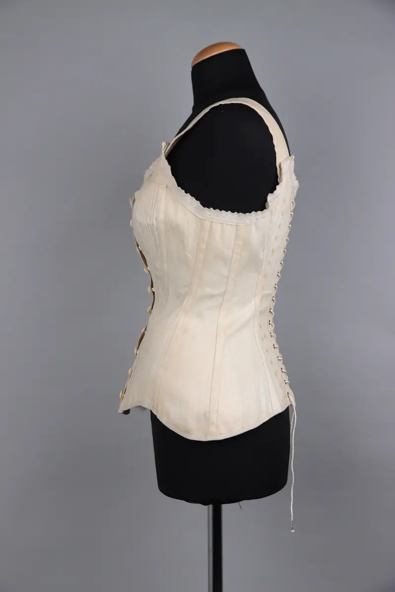 Reformliv, "sanitetslif". Stämplad på två ställen: Rött kors i ring med texten Sanitetslif. Knappar av pressat vitt glas.