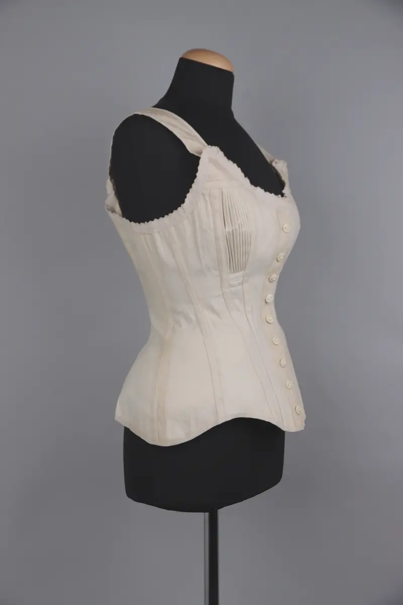 Reformliv, "sanitetslif". Stämplad på två ställen: Rött kors i ring med texten Sanitetslif. Knappar av pressat vitt glas.