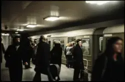 Tunnelbanetåg och trängsel vid T-Centralen år 1978