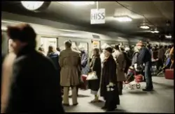 Tunnelbanetåg och trängsel vid T-Centralen år 1978