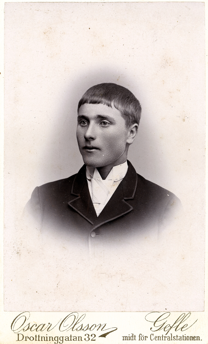 Porträtt av ung man.