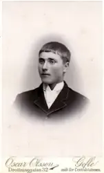 Porträtt av ung man.