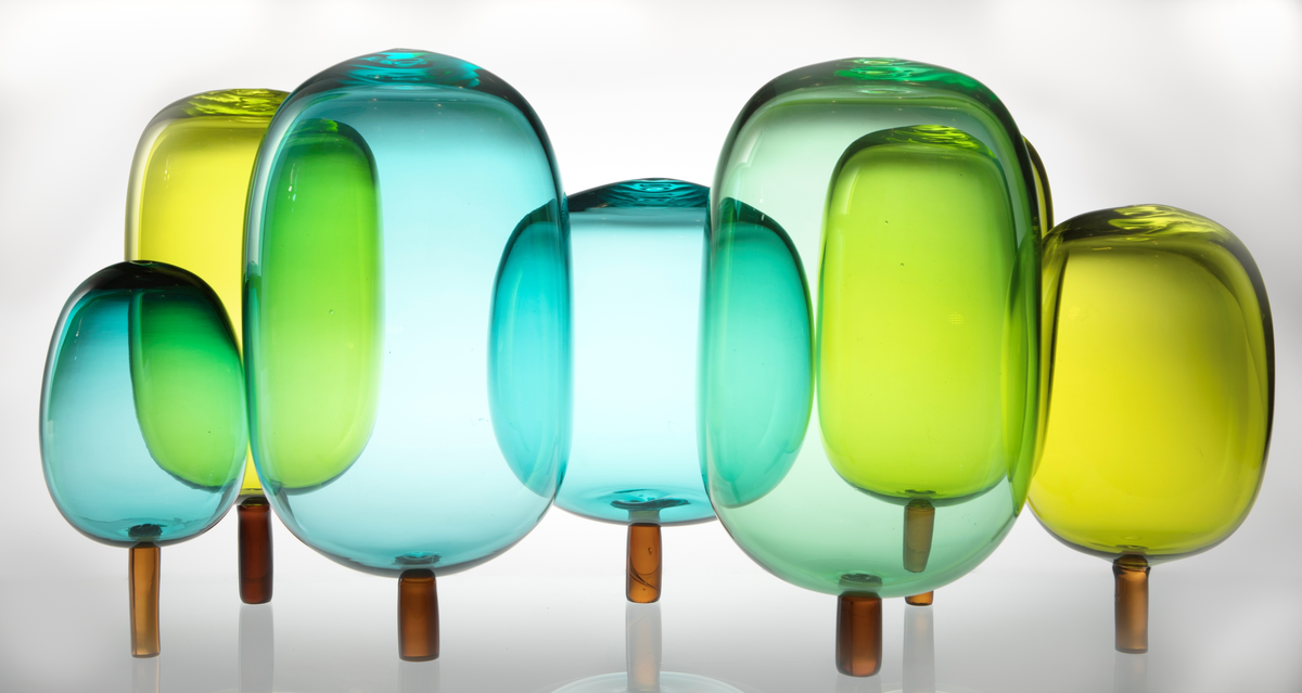 Verket er komponert av sju stiliserte glasstrær i tre grønntoner. Glassformene har en oval kropp på en tynn brun stilk.