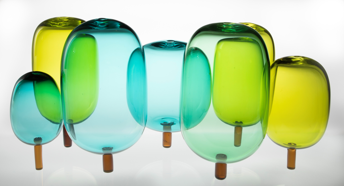 Verket er komponert av sju stiliserte glasstrær i tre grønntoner. Glassformene har en oval kropp på en tynn brun stilk.