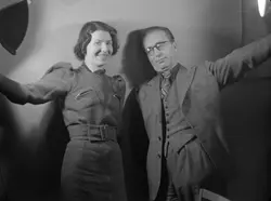 Portrett av forfatter Aksel Sandemose med med en ukjent kvin