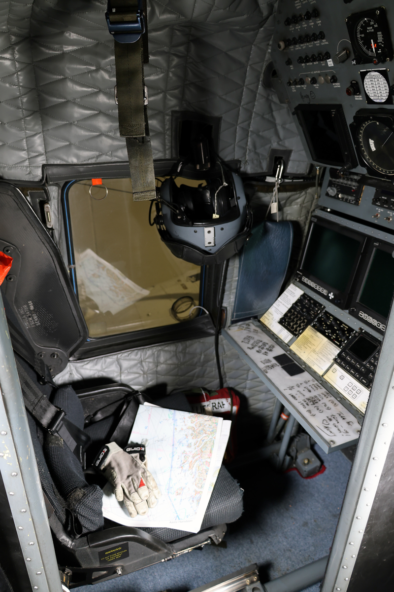 Westland Sea King Mk.43 er et to-motors helikopter brukt i Norge som redningshelikopter. Westland Sea King Mk.43 drives av to Rolls-Royce Gnome turboshaftmotorer, hver med en ytelse på 1660 hestekrefter. Helikopteret har redningsheis, og kan medføre opptil seks bårer. For søk er helikopteret utstyrt med to radarer, radiopeileutstyr og infrarødt kamera.
Westland Sea King er en lisensprodusert helikopterversjon av den amerikanske helikoptertypen Sikorsky SH-3D Sea King (S-61D).

På et vanlig oppdrag består besetningen av Fartøysjef,
 Andreflyger,
Systemoperatør/Navigatør,
Maskinist Redningsmann,
Anestesilege.
