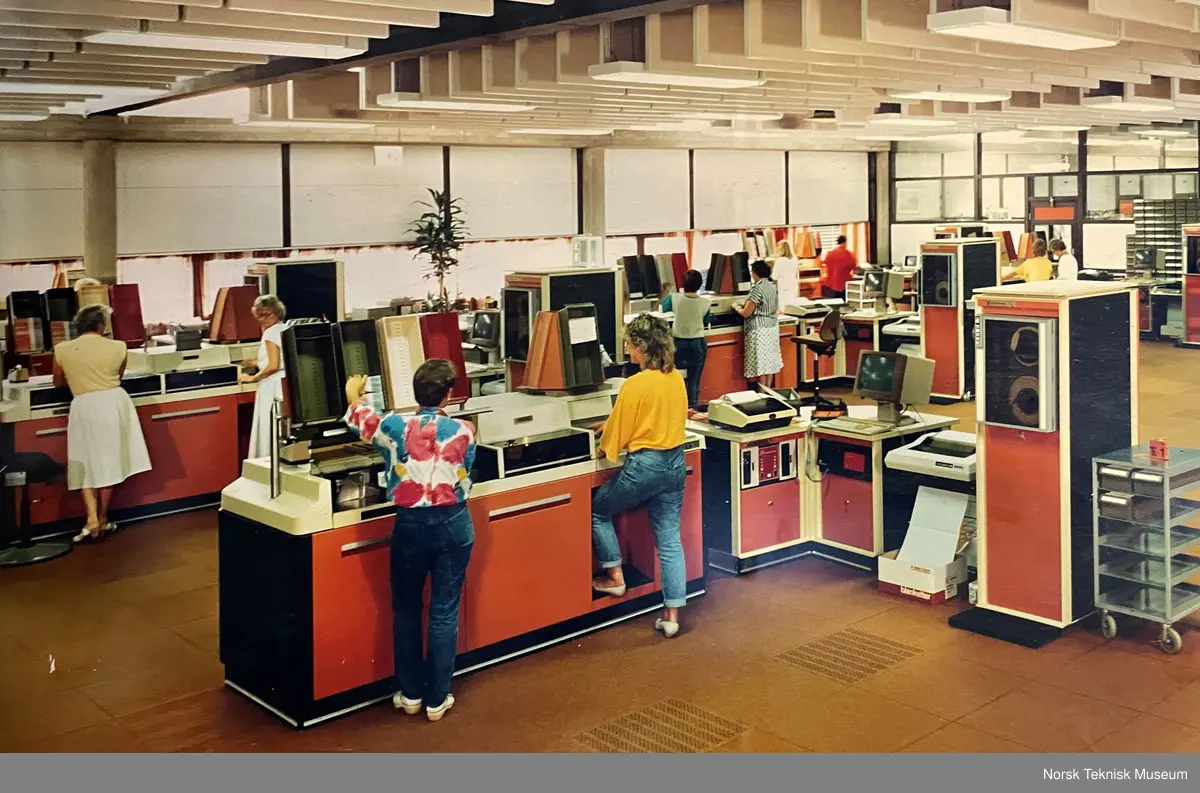 Inkluderer løst panel og to løse skjørt samt noen løse deler.