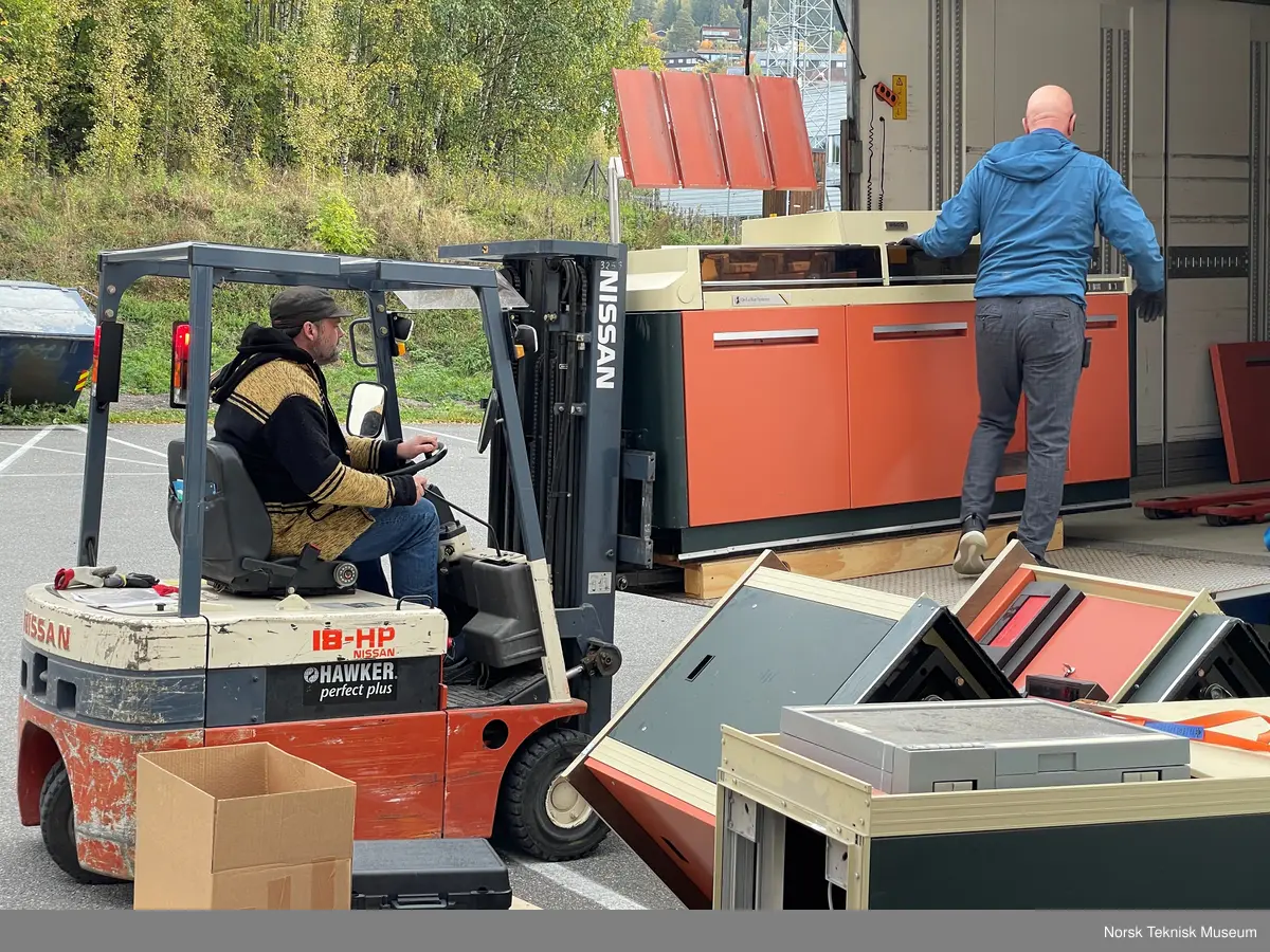 Inkluderer løst panel og to løse skjørt samt noen løse deler.