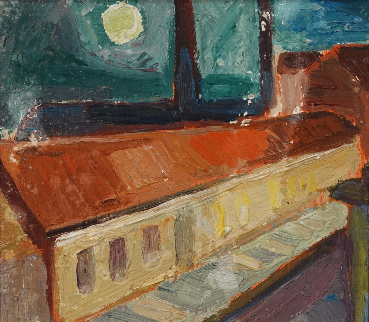 Fabrik i månljus. I förgrunden ett gult långt hus, i bakgrunden ett mörkare hus med två skorstenar.