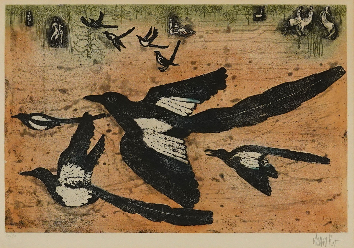 Skator som flyger mot en abstrakt bakgrund i bruna och gröna nyanser. I bakgrunden konturer av träd och mytologiska figurer.