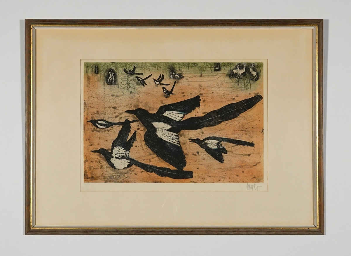 Skator som flyger mot en abstrakt bakgrund i bruna och gröna nyanser. I bakgrunden konturer av träd och mytologiska figurer.