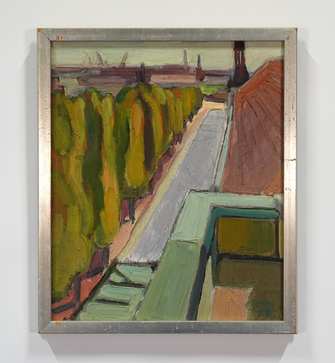 Stadsmotiv som visar utsikt över Landskrona med hustak och Järnvägsgatan till höger i bild och Teaterparken till vänster i bild. I bakgrunden silhuett av hamnen.