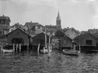 Del av Fjällbacka från sjösidan. Ortens kyrka i röd bohusgranit stod klar 1892.