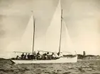 Yawlen MAFFY på utlykt i skärgården med sällskap ombord. MAFFYs beställare var ingenjör var Hilding Flykt och båtkonstruktör C-G. Pettersson.
