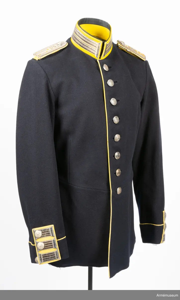 Av komisskläde med axelklaffar m/1899.