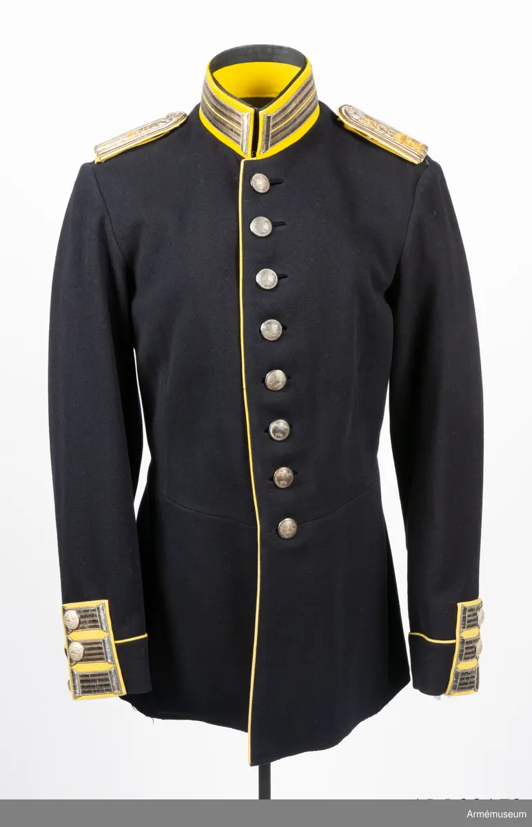 Av komisskläde med axelklaffar m/1899.