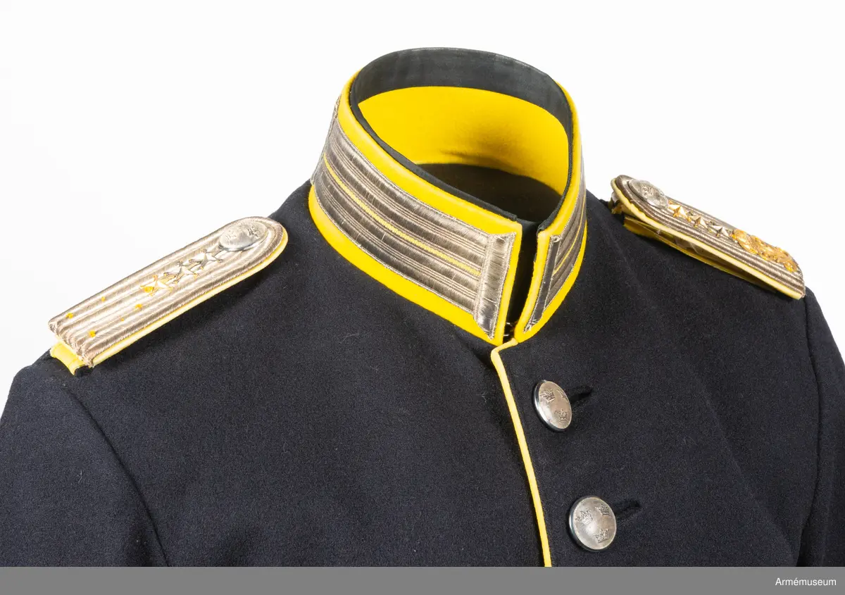 Av komisskläde med axelklaffar m/1899.