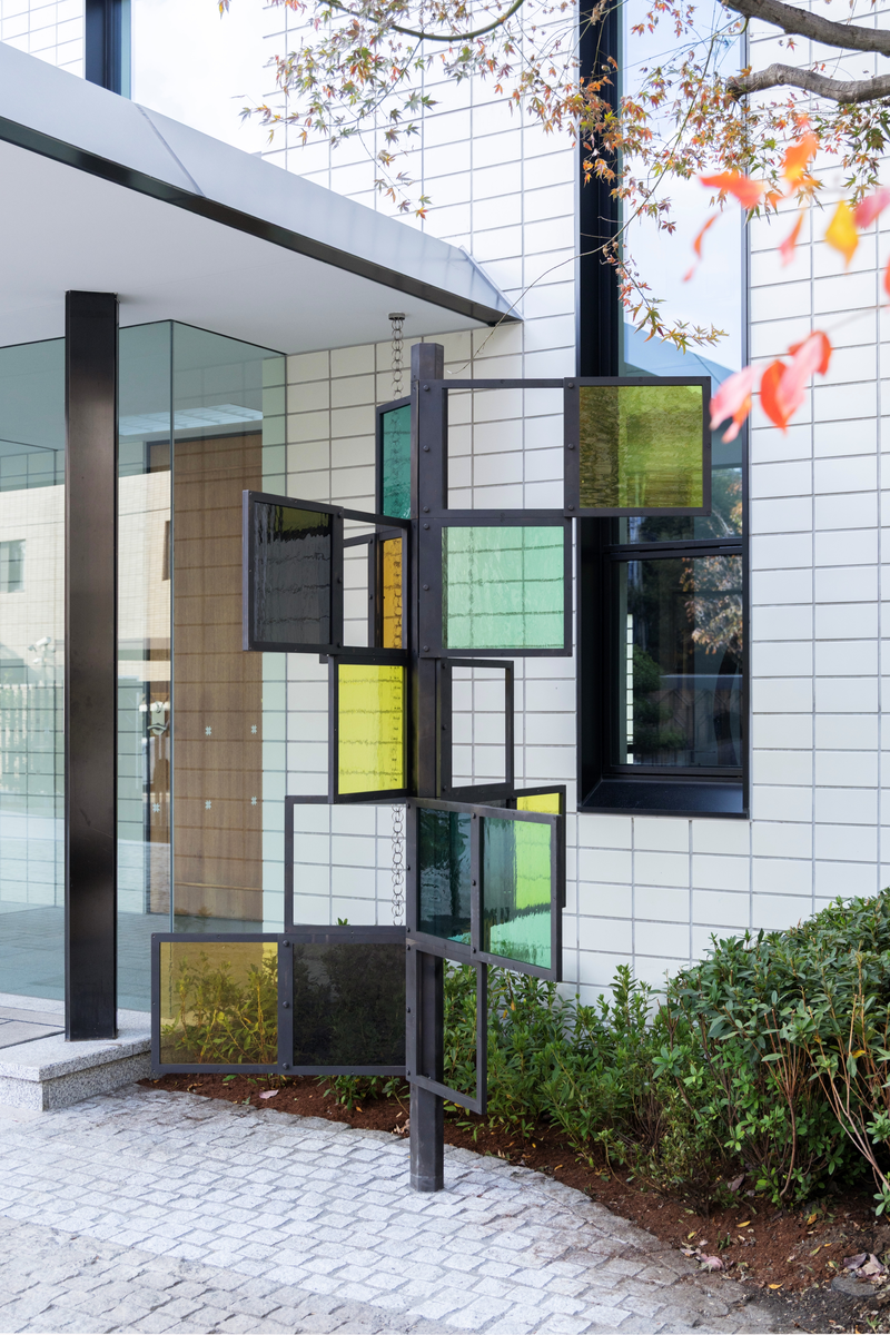 "Komorebi" er laget i oksidert rustfritt stål og med farget munnblåst antikkglass. Antikkglass er ofte blitt brukt der man ønsket et dekorativt og svakt lysdempende glass. Tittelen "Komorebi" er det japanske ordet for sollys som filtreres gjennom trærnes løvverk.  Skulpturens form låner av ambassadens arkitektur og de nærliggende trærne, og kan minne om et geometrisk tre. Materialene kombinerer moderne teknologi og tradisjonelt håndverk i sammensetningen av oksidert stål med munnblåst glass. Kunstverket er utført i Norge av lokale håndverkere fra Oslo, og deretter fraktet til Tokyo hvor skulpturen ble montert av kunstneren selv. De synlige skruene og sammenføyningene er en del av verkets uttrykk.