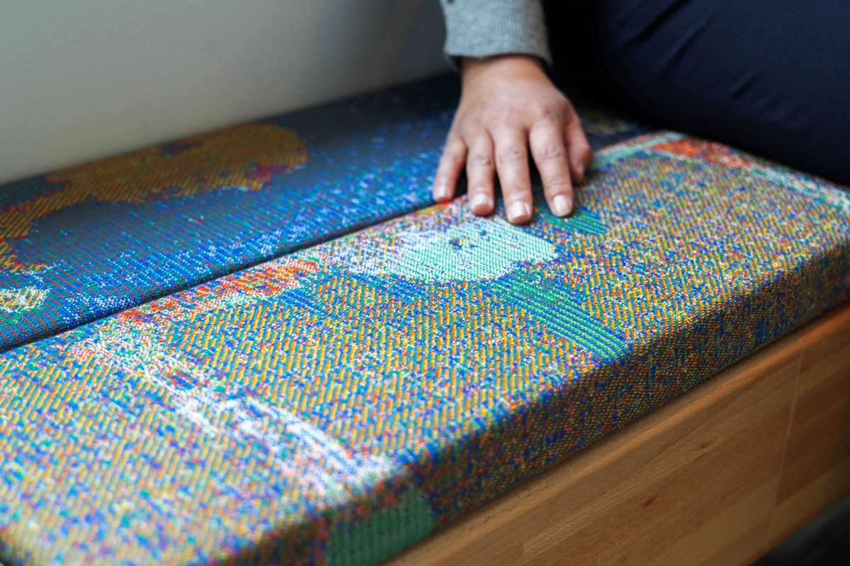 Inne i resepsjonen møter vi et todelt kunstverk av Sveinung Rudjord Unneland (f. 1981). Det abstrakte maleriet "H I" er satt sammen av fire enkeltlerreter, mens tekstilarbeidet Interiør består av åtte individuelle puter vevd i ull på jacquardvev, plassert på en integrert benk. Mønstrene på putene er avfotograferinger av den delen av malerier vi vanligvis ikke ser, nemlig sidene og kantene på lerretet der malingen har rent over kanten. Det er deler av malerier som gjerne blir ignorert, eller er skjult av rammer. Tekstilene er utviklet og vevd i samarbeid med den norske tekstildesigneren Jon Pettersen, og er produsert ved det norske veveriet KRIVI Vev.