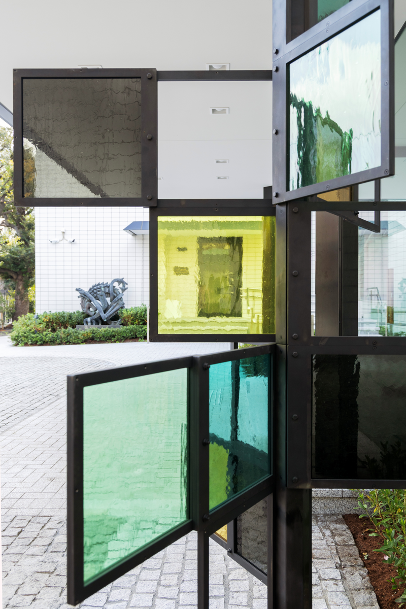 "Komorebi" er laget i oksidert rustfritt stål og med farget munnblåst antikkglass. Antikkglass er ofte blitt brukt der man ønsket et dekorativt og svakt lysdempende glass. Tittelen "Komorebi" er det japanske ordet for sollys som filtreres gjennom trærnes løvverk.  Skulpturens form låner av ambassadens arkitektur og de nærliggende trærne, og kan minne om et geometrisk tre. Materialene kombinerer moderne teknologi og tradisjonelt håndverk i sammensetningen av oksidert stål med munnblåst glass. Kunstverket er utført i Norge av lokale håndverkere fra Oslo, og deretter fraktet til Tokyo hvor skulpturen ble montert av kunstneren selv. De synlige skruene og sammenføyningene er en del av verkets uttrykk.