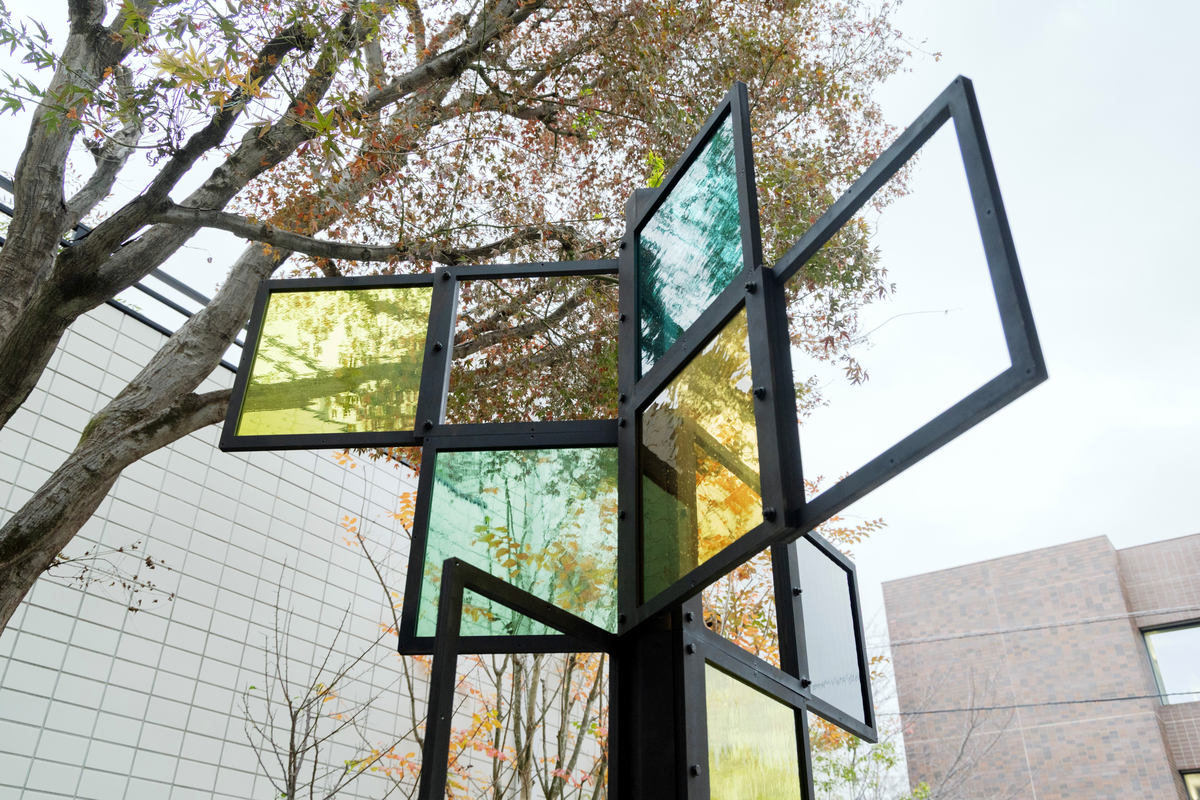 "Komorebi" er laget i oksidert rustfritt stål og med farget munnblåst antikkglass. Antikkglass er ofte blitt brukt der man ønsket et dekorativt og svakt lysdempende glass. Tittelen "Komorebi" er det japanske ordet for sollys som filtreres gjennom trærnes løvverk.  Skulpturens form låner av ambassadens arkitektur og de nærliggende trærne, og kan minne om et geometrisk tre. Materialene kombinerer moderne teknologi og tradisjonelt håndverk i sammensetningen av oksidert stål med munnblåst glass. Kunstverket er utført i Norge av lokale håndverkere fra Oslo, og deretter fraktet til Tokyo hvor skulpturen ble montert av kunstneren selv. De synlige skruene og sammenføyningene er en del av verkets uttrykk.