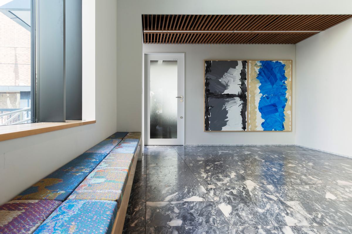 Inne i resepsjonen møter vi et todelt kunstverk av Sveinung Rudjord Unneland (f. 1981). Det abstrakte maleriet "H I" er satt sammen av fire enkeltlerreter, mens tekstilarbeidet Interiør består av åtte individuelle puter vevd i ull på jacquardvev, plassert på en integrert benk. Mønstrene på putene er avfotograferinger av den delen av malerier vi vanligvis ikke ser, nemlig sidene og kantene på lerretet der malingen har rent over kanten. Det er deler av malerier som gjerne blir ignorert, eller er skjult av rammer. Tekstilene er utviklet og vevd i samarbeid med den norske tekstildesigneren Jon Pettersen, og er produsert ved det norske veveriet KRIVI Vev.