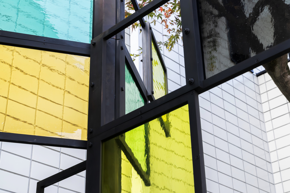 "Komorebi" er laget i oksidert rustfritt stål og med farget munnblåst antikkglass. Antikkglass er ofte blitt brukt der man ønsket et dekorativt og svakt lysdempende glass. Tittelen "Komorebi" er det japanske ordet for sollys som filtreres gjennom trærnes løvverk.  Skulpturens form låner av ambassadens arkitektur og de nærliggende trærne, og kan minne om et geometrisk tre. Materialene kombinerer moderne teknologi og tradisjonelt håndverk i sammensetningen av oksidert stål med munnblåst glass. Kunstverket er utført i Norge av lokale håndverkere fra Oslo, og deretter fraktet til Tokyo hvor skulpturen ble montert av kunstneren selv. De synlige skruene og sammenføyningene er en del av verkets uttrykk.