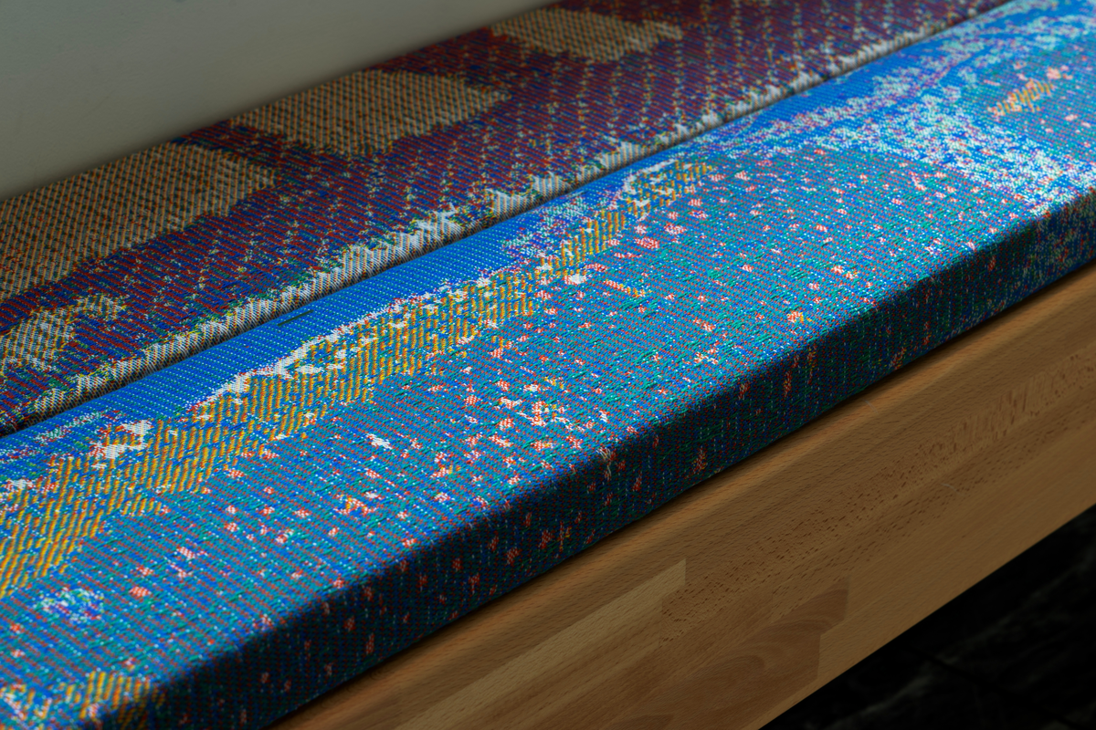 Inne i resepsjonen møter vi et todelt kunstverk av Sveinung Rudjord Unneland (f. 1981). Det abstrakte maleriet "H I" er satt sammen av fire enkeltlerreter, mens tekstilarbeidet Interiør består av åtte individuelle puter vevd i ull på jacquardvev, plassert på en integrert benk. Mønstrene på putene er avfotograferinger av den delen av malerier vi vanligvis ikke ser, nemlig sidene og kantene på lerretet der malingen har rent over kanten. Det er deler av malerier som gjerne blir ignorert, eller er skjult av rammer. Tekstilene er utviklet og vevd i samarbeid med den norske tekstildesigneren Jon Pettersen, og er produsert ved det norske veveriet KRIVI Vev.